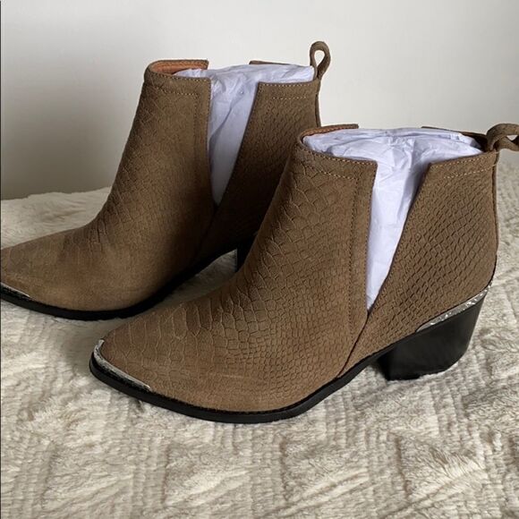 JEFFREY CAMPBELL CROMWELL   - Picture 2 of 5